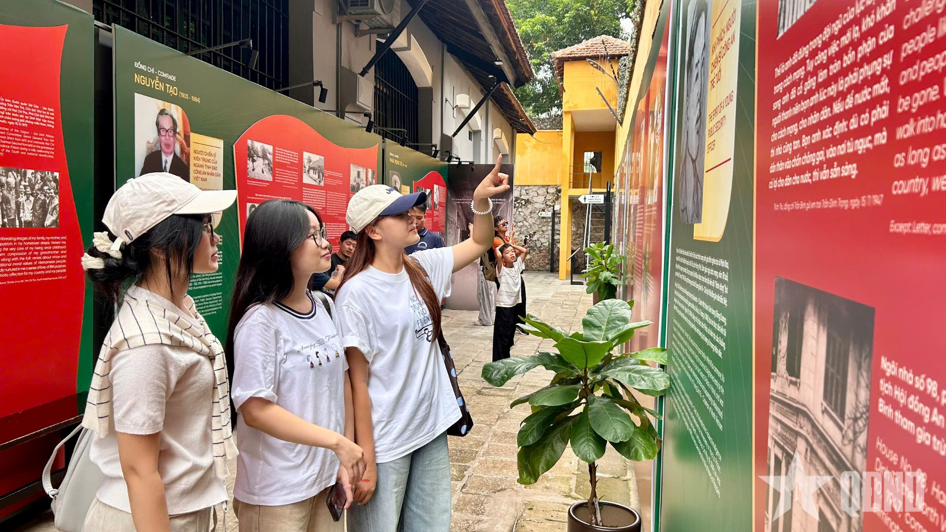 Trưng bày “Tâm son, chí thép” bồi đắp lòng yêu nước cho thế hệ trẻ